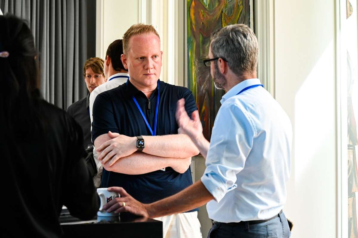 Marc Hildebrandt discussing software with experts